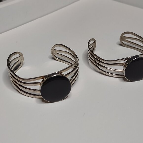 Very Cool Matching Set Of 2 Black And Silver Tone Vintage Cuff Bracelets - Picture 2 of 8